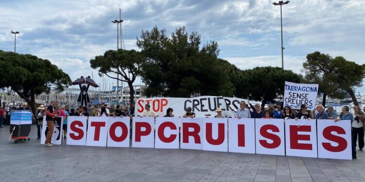 Una manifestación en Barcelona protesta contra el turismo de cruceros