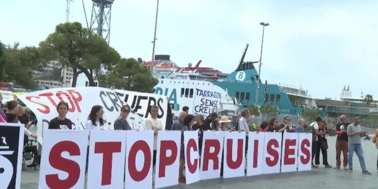 Una manifestación en Barcelona reclama acabar con el turismo de cruceros