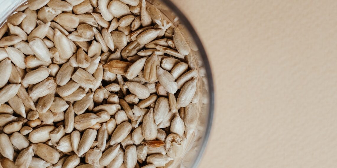 Las semillas de girasol, uno de los ingredientes principales del nuevo producto de More foods, son muy ricas en potasio, un mineral imprescindible a la hora de regular el metabolismo del agua en el organismo. Foto: Vie Studio/Pexels.