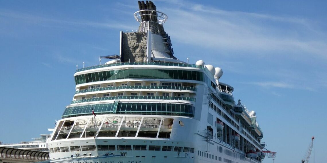 Uno de los más veteranos buques de crucero de Royal Caribbean visita por primera vez Málaga