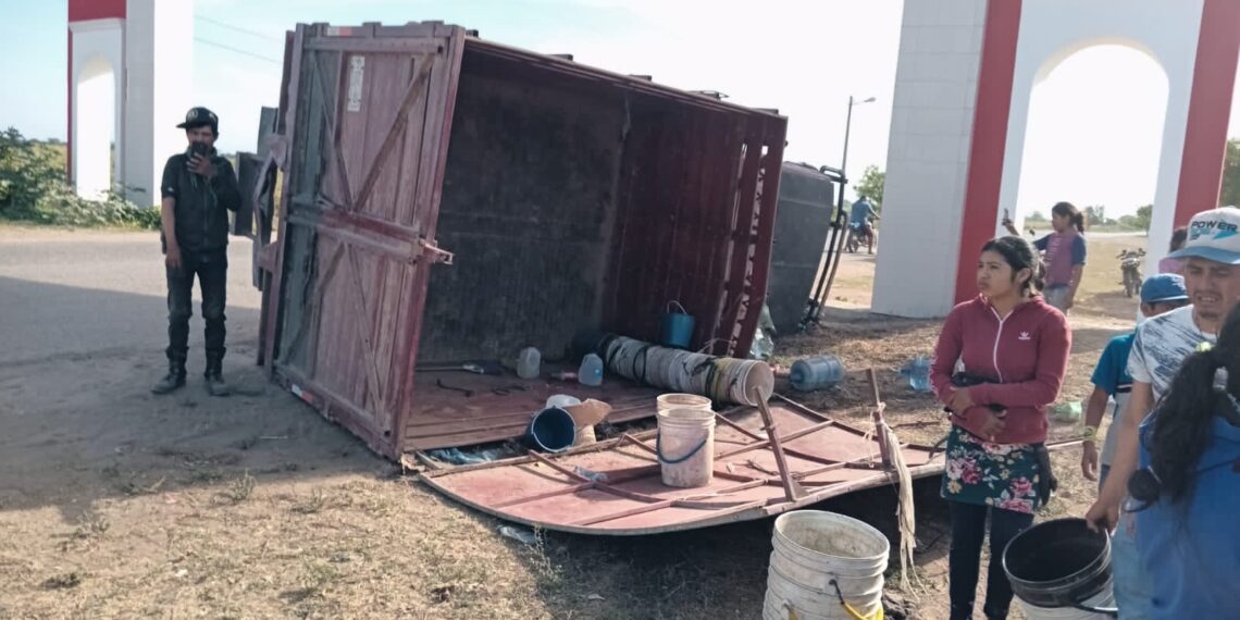 Vuelca camioneta que se dedica a transportar personal al campo en crucero del Palmito, Escuinapa