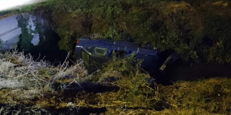 Vuelco en Crucero General Belgrano: automóvil despistó y cayó a una zanja