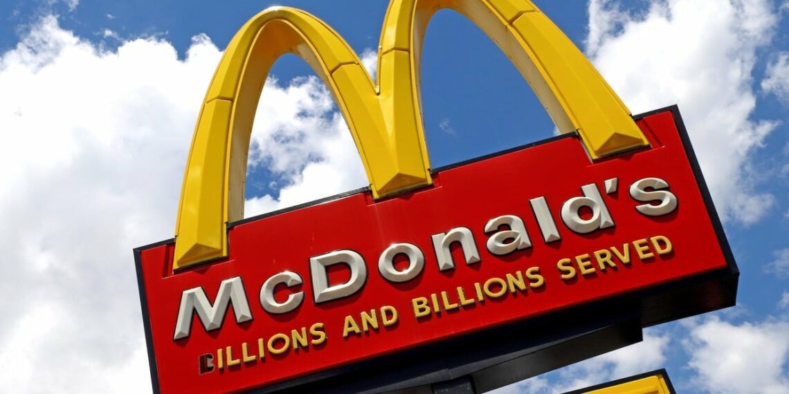 dos niños de 10 años, trabajando en un McDonald's hasta las 2 de la mañana