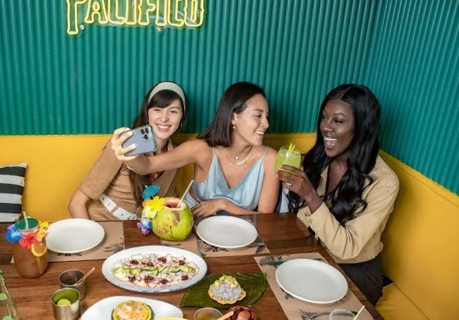 Las noches son mejores en Bellopuerto, deliciosa comida de mar y cocteles refrescantes
