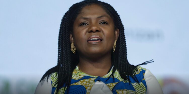 ¿Qué hace la fundación de George Soros que financió el viaje de Francia Márquez a África?