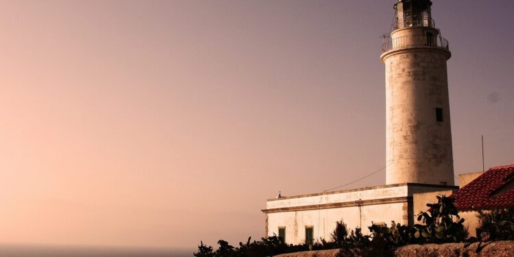 ¿Qué historias esconden los faros de Formentera?