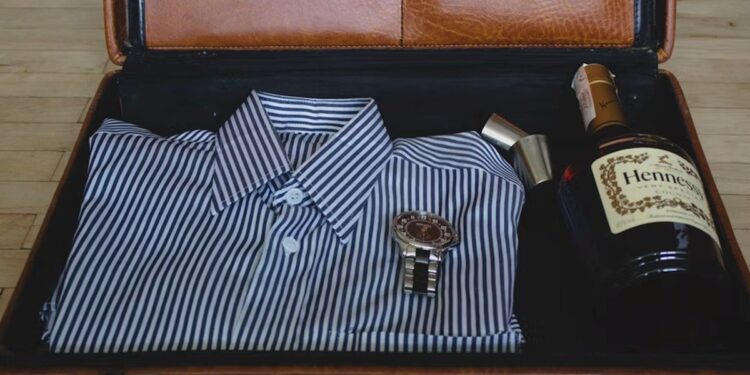 ¿Se puede viajar en avión con alcohol? Conoce las reglas y restricciones