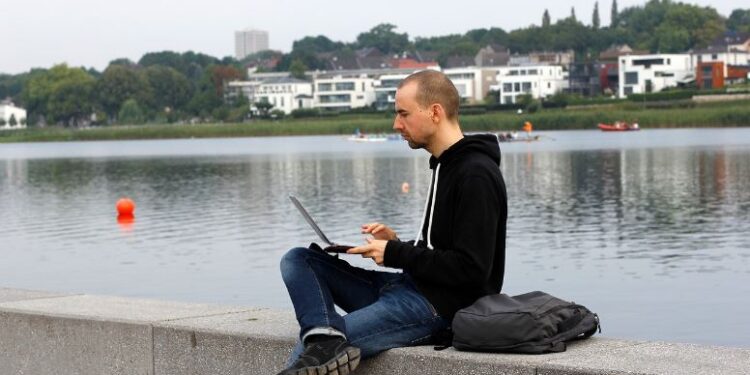 ¿Trabajar en marketing mientras trabajas? 4 tips para conseguir trabajo freelance