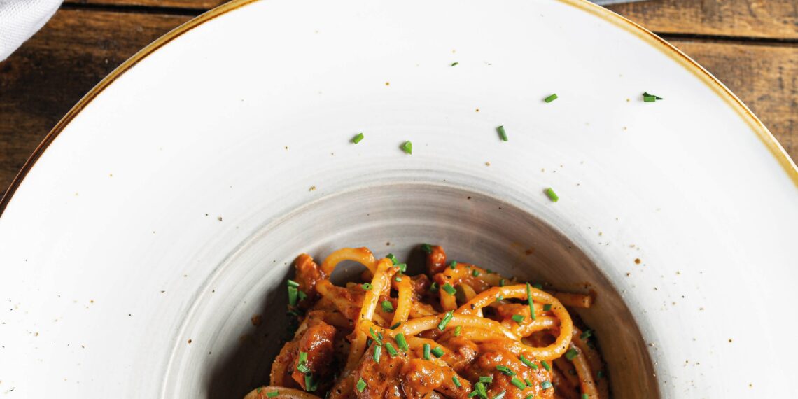 ‘Espagueti con ragú de pulpo arrabbiata’, una de las 90 potentes recetas incluidas en el nuevo volumen imprescindible para amantes del picante