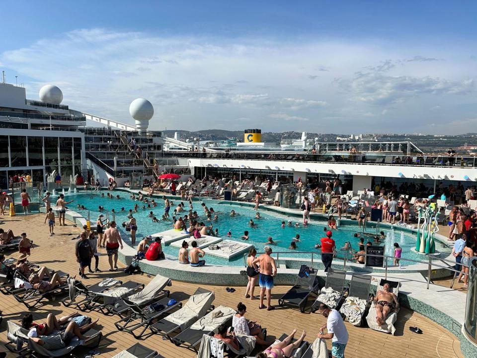 Cubierta de la piscina ocupada en el crucero MSC World Europa.