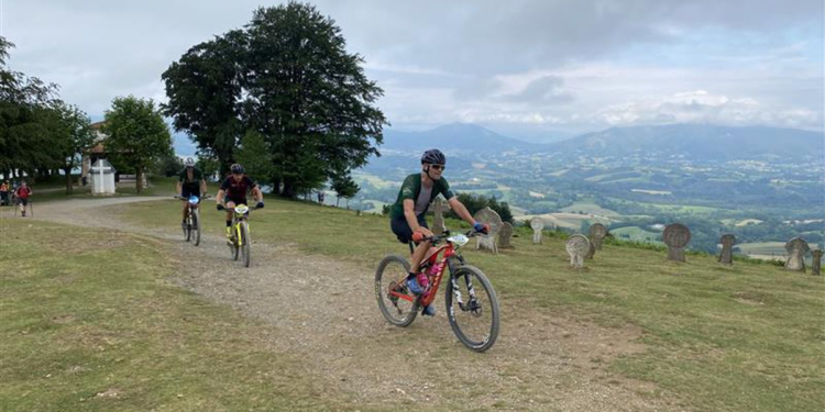 Un globero en la prueba ciclista más bella | El Montañista | Deportes