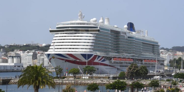 A Coruña recibe la mayor escala de un crucero de su historia, con 7.416 personas