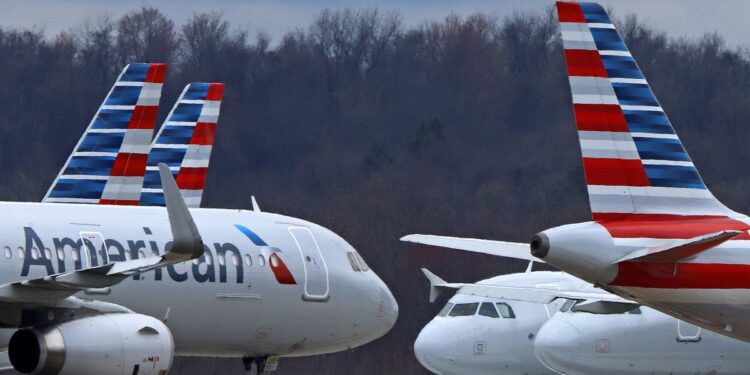American Airlines agrega cobro por equipaje en clase económica en viajes internacionales