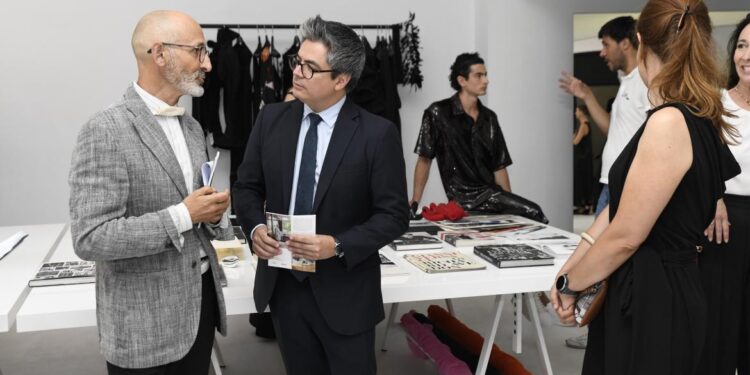 El viceconsejero en uno de los talleres