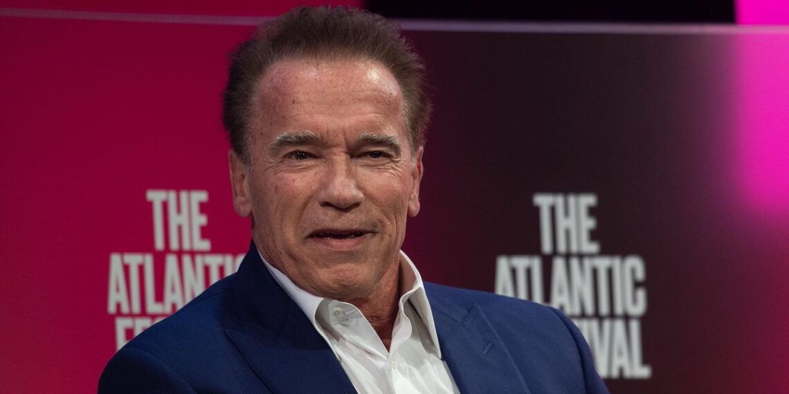 Arnold Schwarzenegger se destroza a sí mismo con la espada de Conan