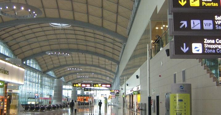 Detenida por agredir a varios policías y sanitarios en el Aeropuerto