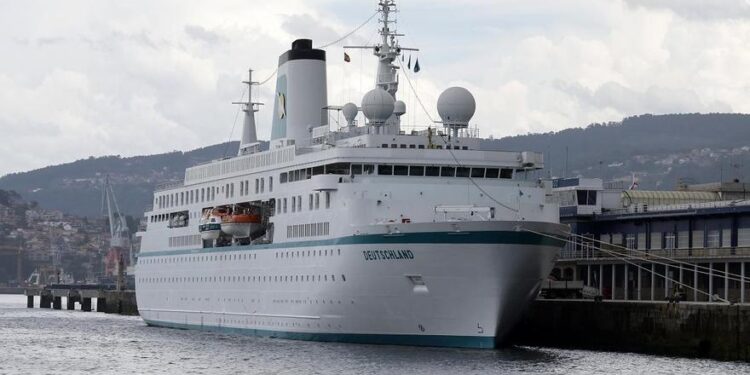 Arriba a Vigo el peculiar crucero de doble nombre