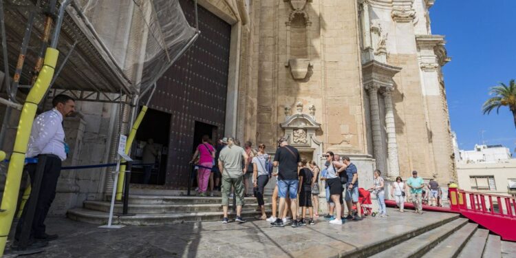 como si todo un pueblo gaditano llegara a Cádiz en barco