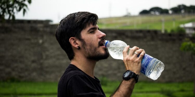 ¿De viaje? Conoce las mejores bebidas que debes guardar en la maleta para esta ola de calor