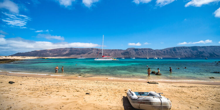 Bandera negra a una playa de La Graciosa por “masificación turística”