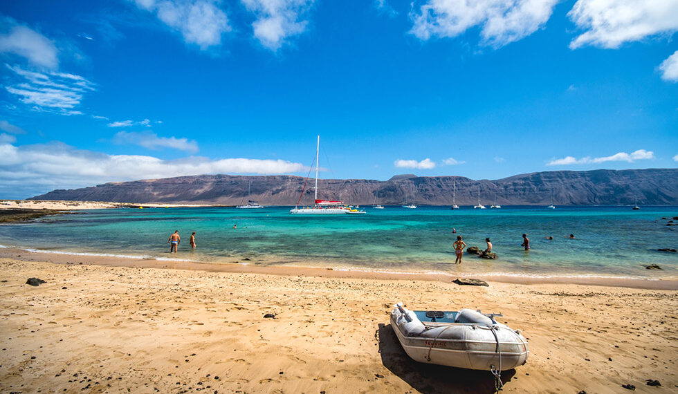 Bandera negra a una playa de La Graciosa por “masificación turística”