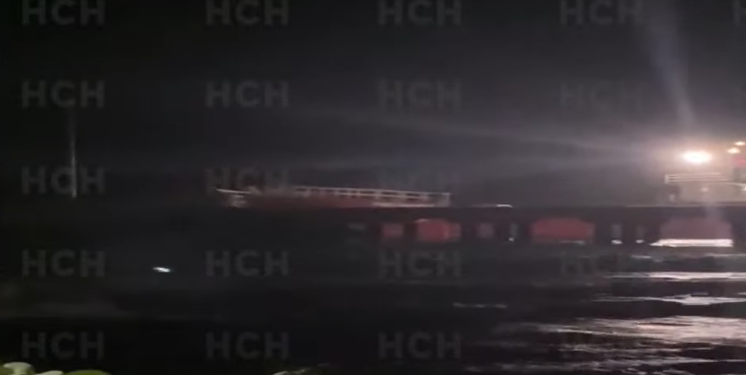 Embarcación choca contra el puerto de cruceros en Islas de La Bahía
