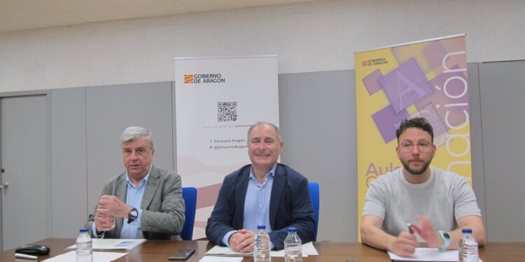 La OCU cree más ajustado a la normativa contratar vacaciones con opción de cancelación, si toca estar en una mesa