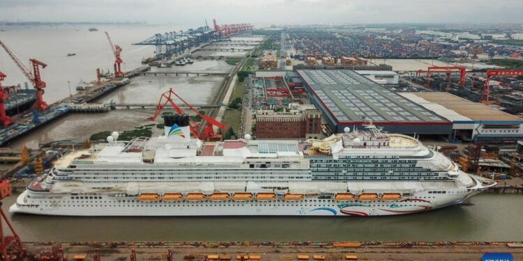 Botado en Shanghai primer gran crucero chino de construcción nacional
