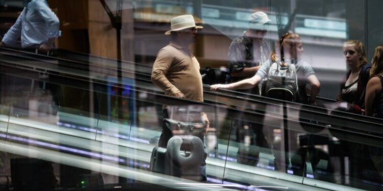 Los canarios aumentan sus viajes casi un 4%