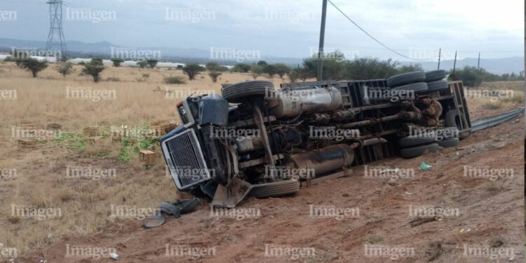 Volcadura de camión de carga por el crucero de las carreteras federales 49 y 45 en Fresnillo