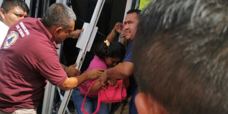 Se desploma el techo de una agencia de viajes en Ciudad del Carmen