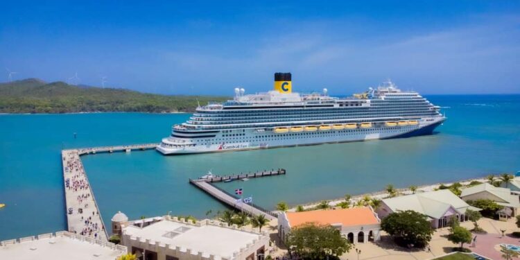 Crucero “Carnival Venezia” visita por primera vez la terminal Amber Cove de Puerto Plata
