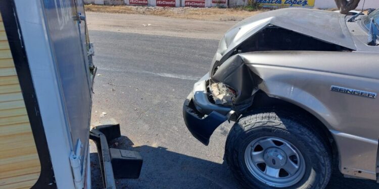 Camioneta choca contra repartidoa de botanas en Mazatlán