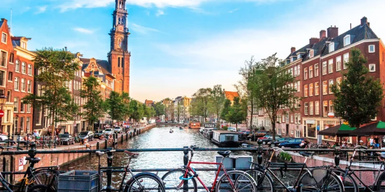 Amsterdam puente sobre canal