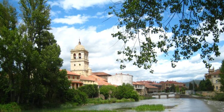 El pueblo que participa en el nuevo Grand Prix y que debes visitar este verano porque tiene el monasterio medieval más bonito de España