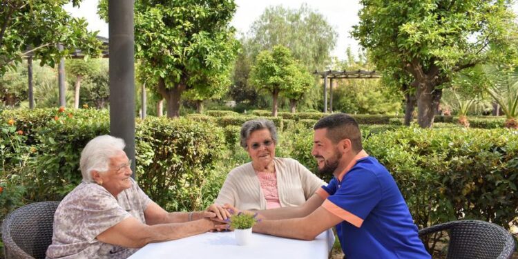 Descubre los mejores destinos senior de Ballesol Alicante para este verano: Estancias vacacionales de 5 estrellas