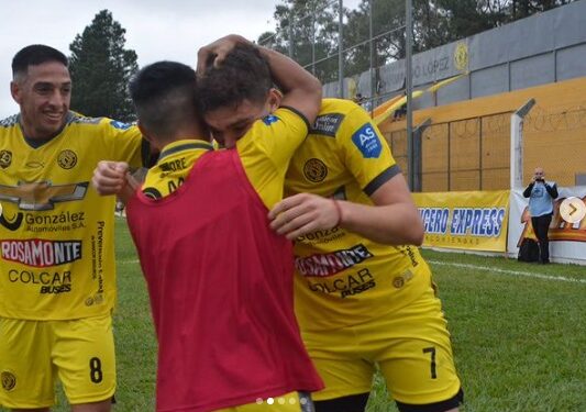 Fútbol: festejo doble para Crucero imagen-7