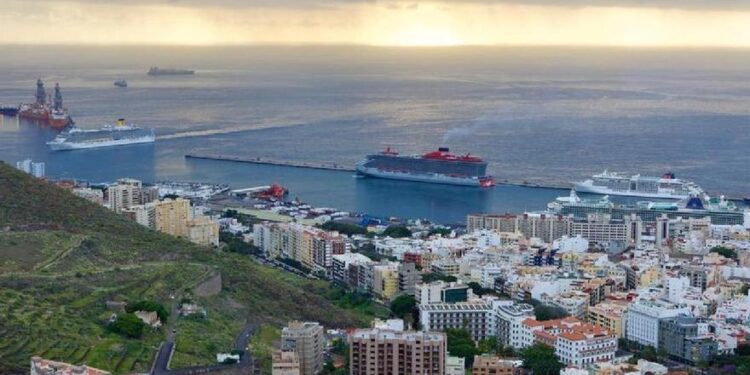 El Puerto de Santa Cruz recibe a 440.000 cruceristas en el primer cuatrimestre del año