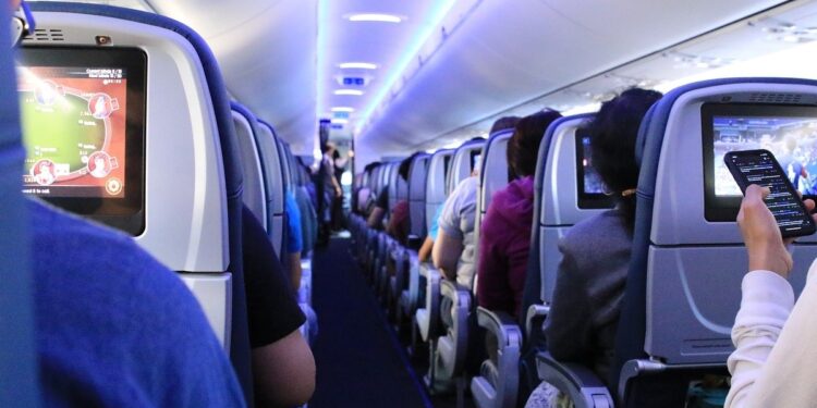 Qué hacer durante un viaje largo en avión para no aburrirse