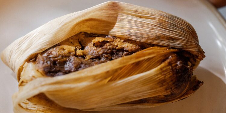 Tamal blanco servido.