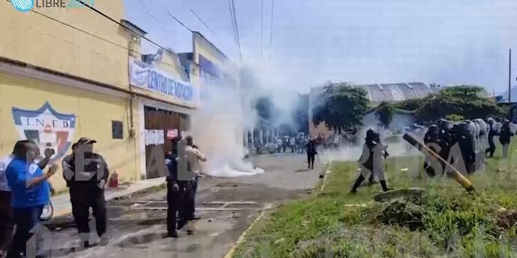 San Martín Zapotitlán Retalhuleu es un foco de tensión por la quema de papeletas en uno de los centros de votación y enfrentamientos con la fuerza pública. (Foto Prensa Libre: Victoria Ruiz)