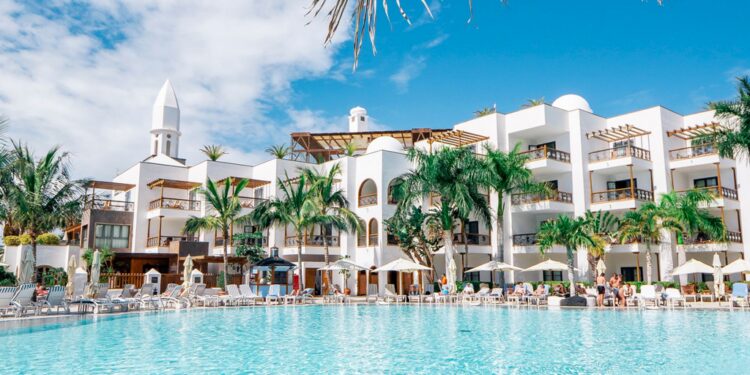 Cinco hoteles en primera línea de playa para dar la bienvenida al verano