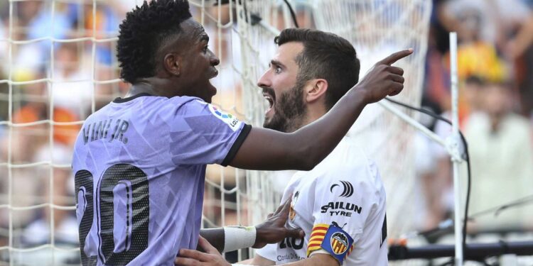 Insultos racistas a Vinicius desatan acalorado debate en España