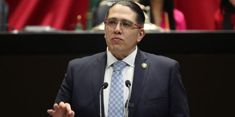 La Sedena debe explicar sobre los viajes del general Luis Cresencio Sandoval y su familia: Luis Mendoza