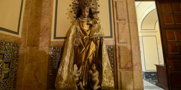La Virgen de los Desamparados ya se puede ver en el Ayuntamiento de Valencia