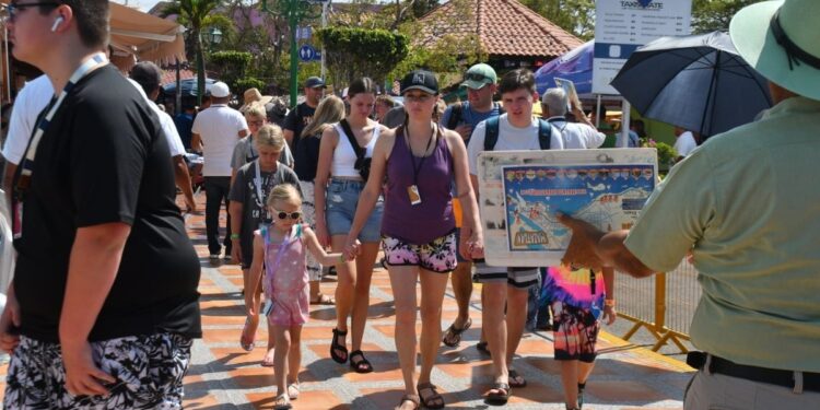 Llega crucero turístico Carnival Panorama a Mazatlán, Sinaloa