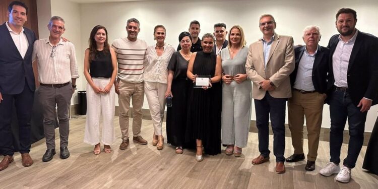 Mari Carmen Sánchez, primera socia de honor de la Asociación Alicante Turismo de Cruceros por su apoyo al sector
