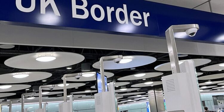 Reino Unido exigirá a la mayoría de los extranjeros una autorización de viaje a partir del próximo año