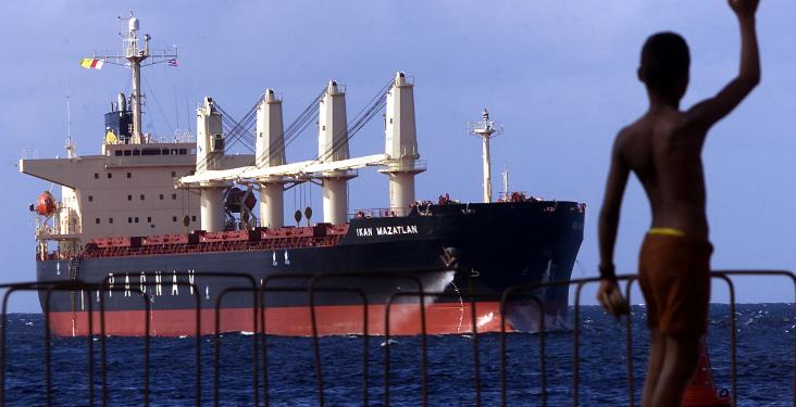 Barco de mercancías entrando a la bahía de La Habana.