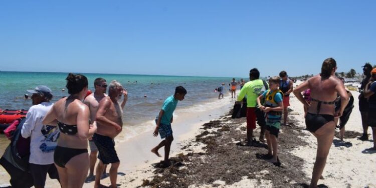 Progreso se llena de extranjeros; arriban más de 4 mil turistas del crucero Carnival Valor